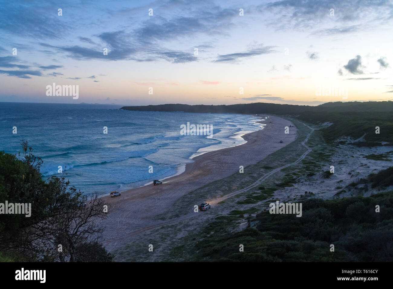 Seal Rocks, NSW, Australia-April 20, 2019: Offroad auto sulla spiaggia. Vista dal faro al punto Sugarloaf Seal Rocks, Myall Lakes National Par Foto Stock