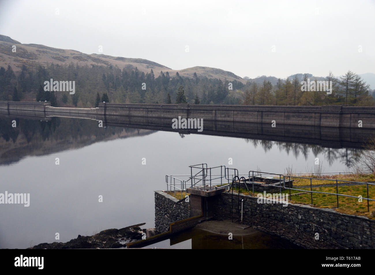 Scafell serbatoio parete Dam nel Parco Nazionale del Distretto dei Laghi, Cumbria, Inghilterra, Regno Unito. Foto Stock