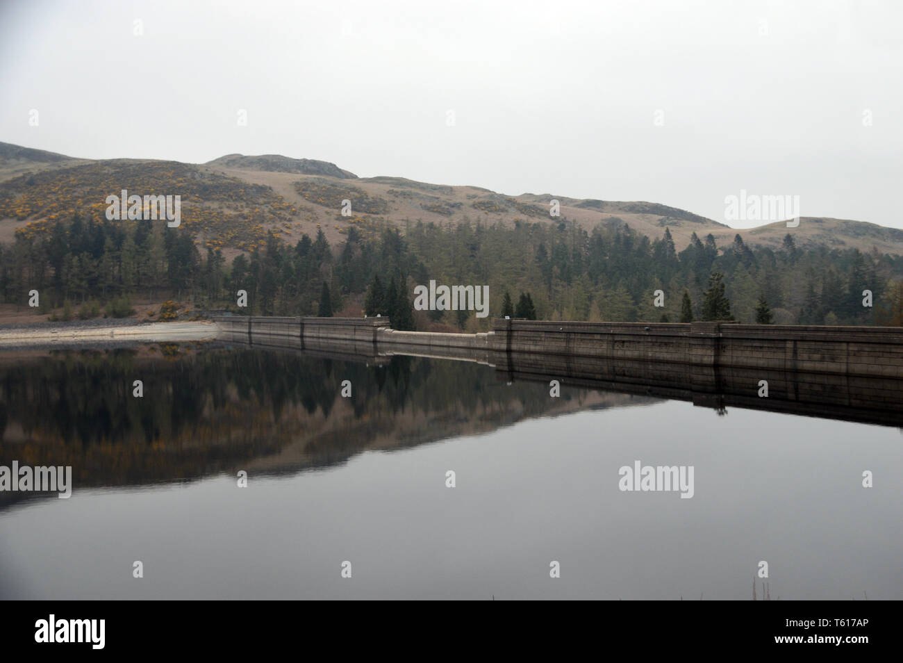 Scafell serbatoio parete Dam nel Parco Nazionale del Distretto dei Laghi, Cumbria, Inghilterra, Regno Unito. Foto Stock