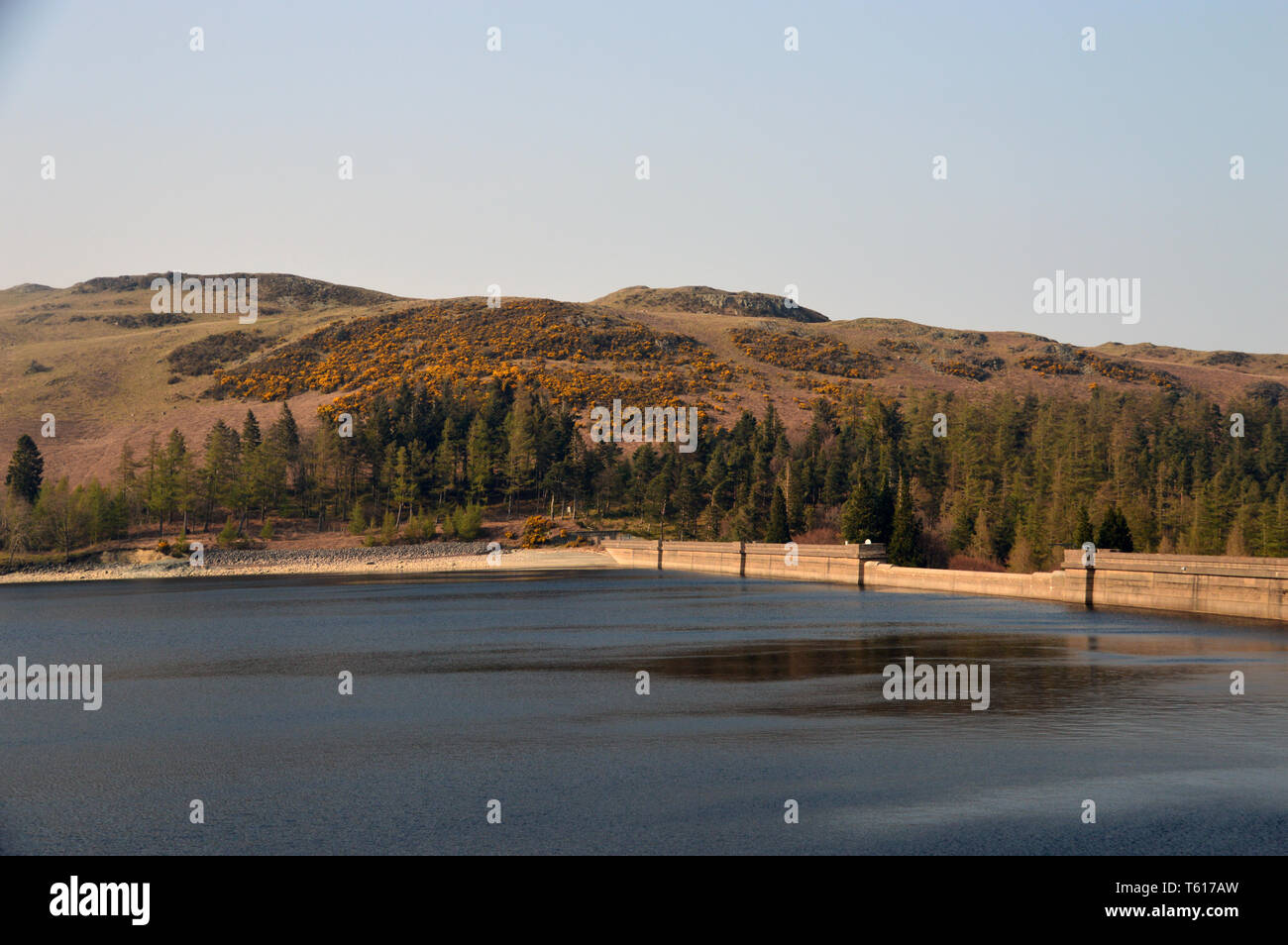 Scafell serbatoio parete Dam nel Parco Nazionale del Distretto dei Laghi, Cumbria, Inghilterra, Regno Unito. Foto Stock