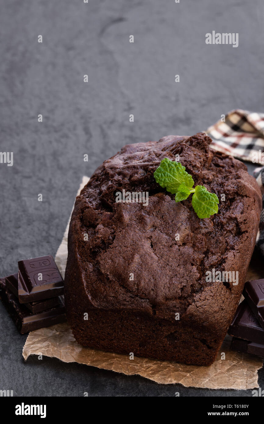 Cioccolato artigianale torta di pane nero su sfondo di pietra Foto Stock