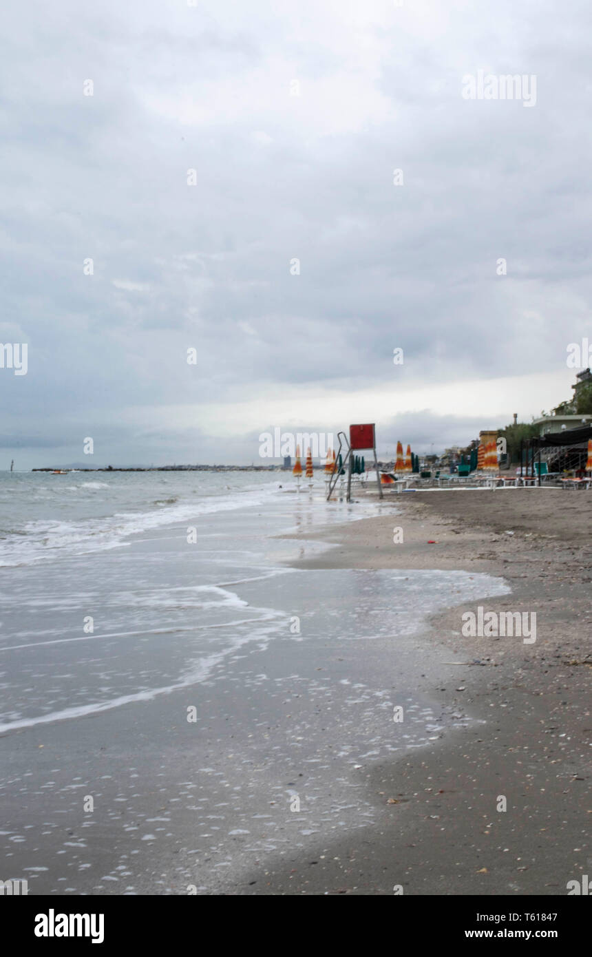 Una spiaggia di sabbia dopo la pioggia Foto Stock