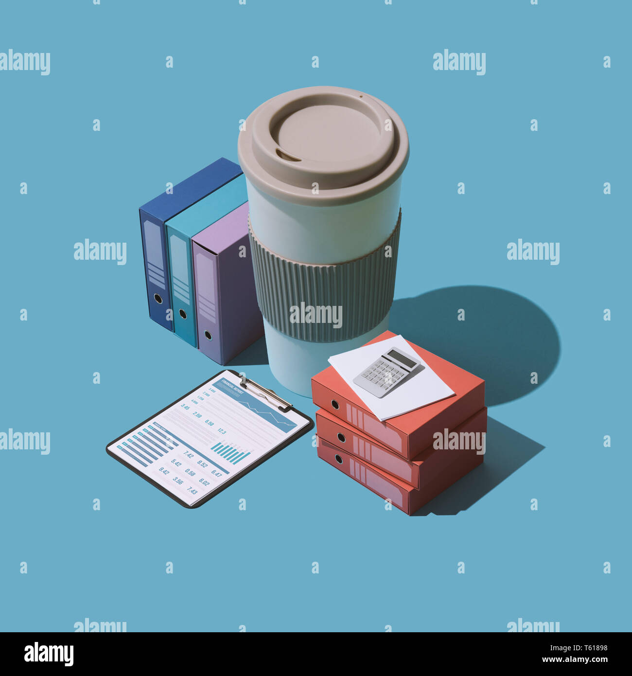 Gestione aziendale, contabilità e finanza: relazioni finanziarie, calcolatrice e una grande tazza di caffè, oggetti isometrica Foto Stock