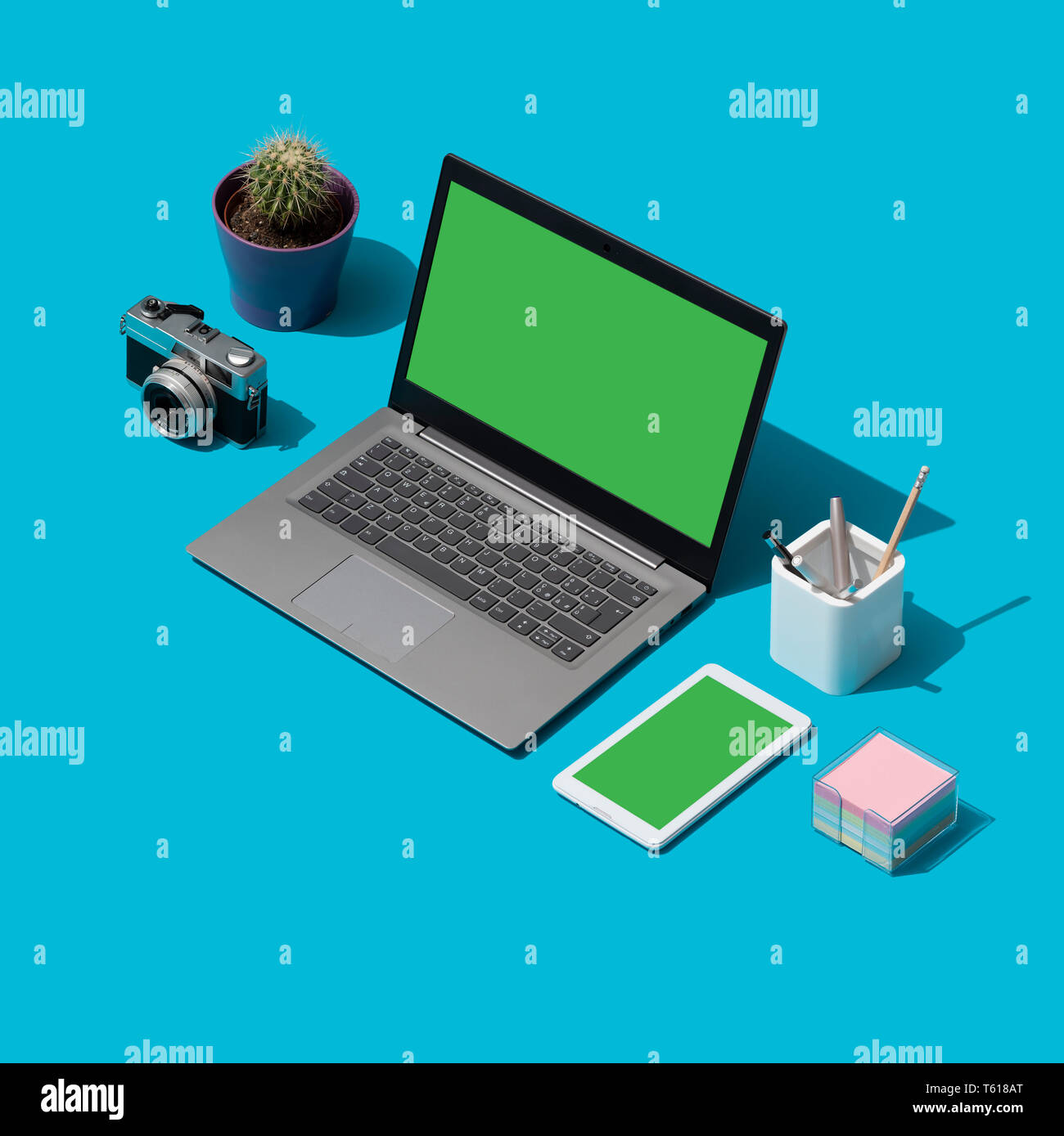 Fotografo creativo e designer desktop con il laptop e la fotocamera digitale, oggetti isometrica Foto Stock