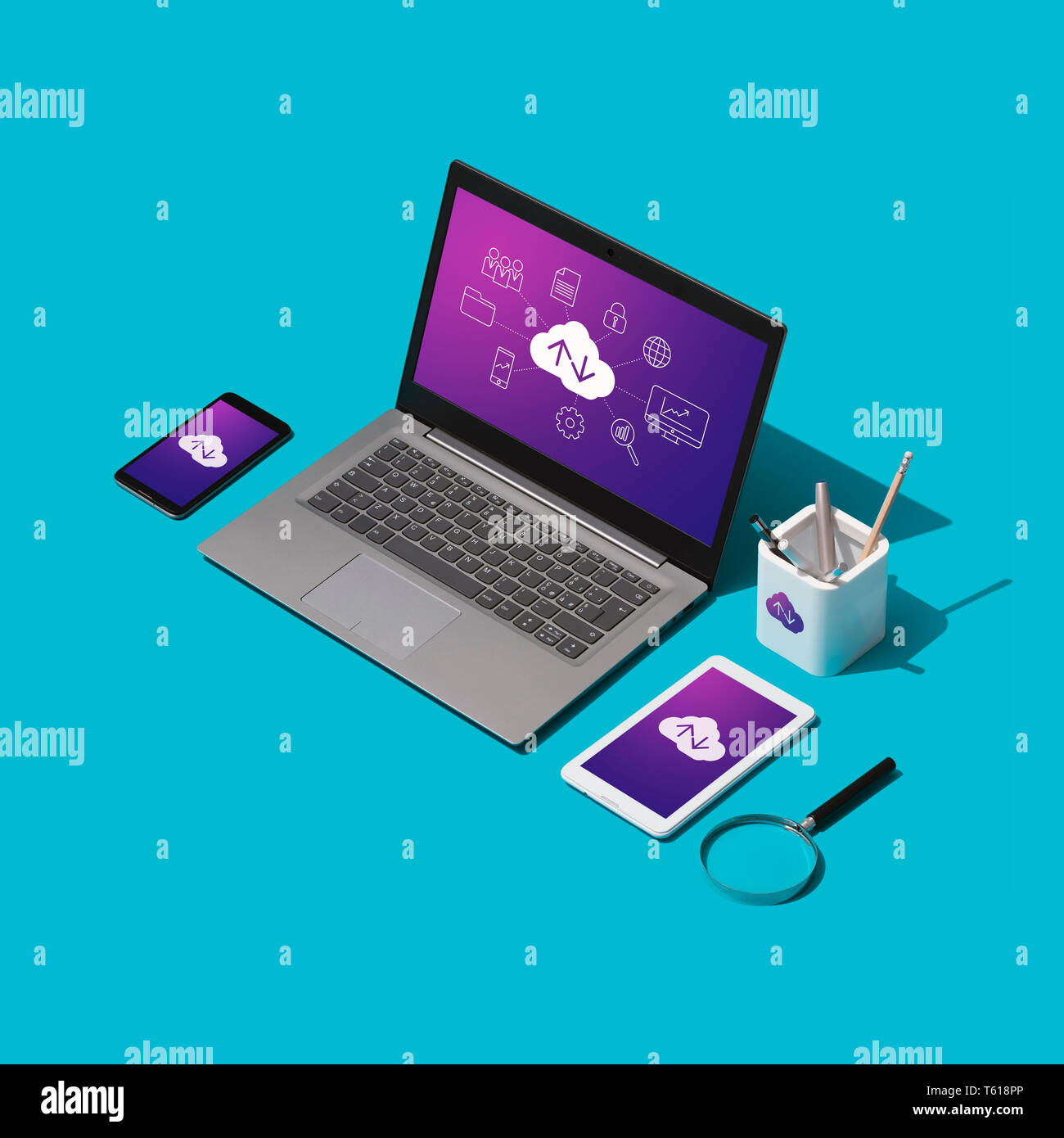 Il cloud computing, trasmissione dati, storage e backup concetto: isometrica, computer server e dischi rigidi su un computer desktop Foto Stock