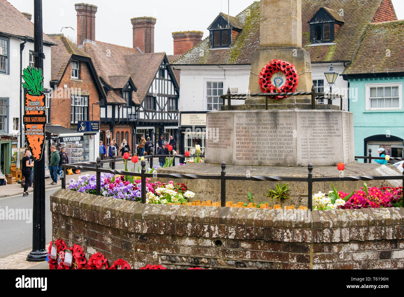 Monumento ai caduti in guerra con fiori e papavero rosso ghirlande nel vecchio High Street, Arundel, West Sussex, in Inghilterra, Regno Unito, Gran Bretagna Foto Stock
