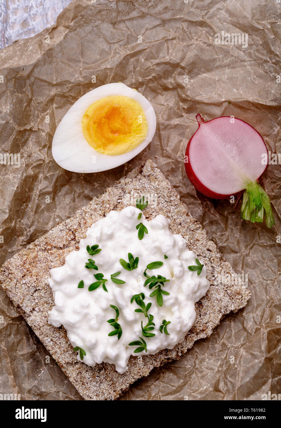Fette biscottate con formaggio e uova di quaglia Foto Stock