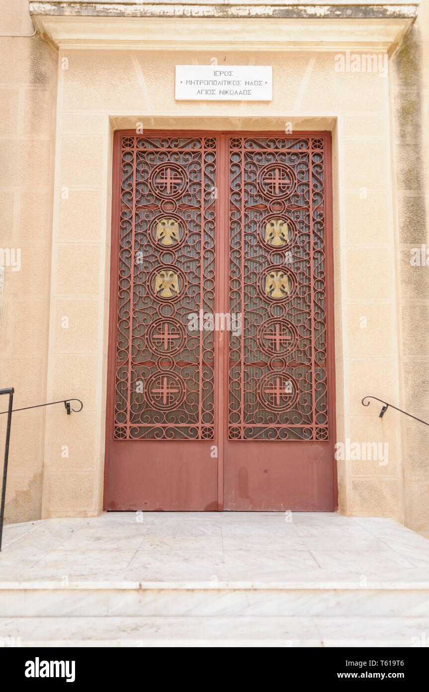 La porta di metallo in una chiesa greco-ortodossa di San Nicola Foto Stock