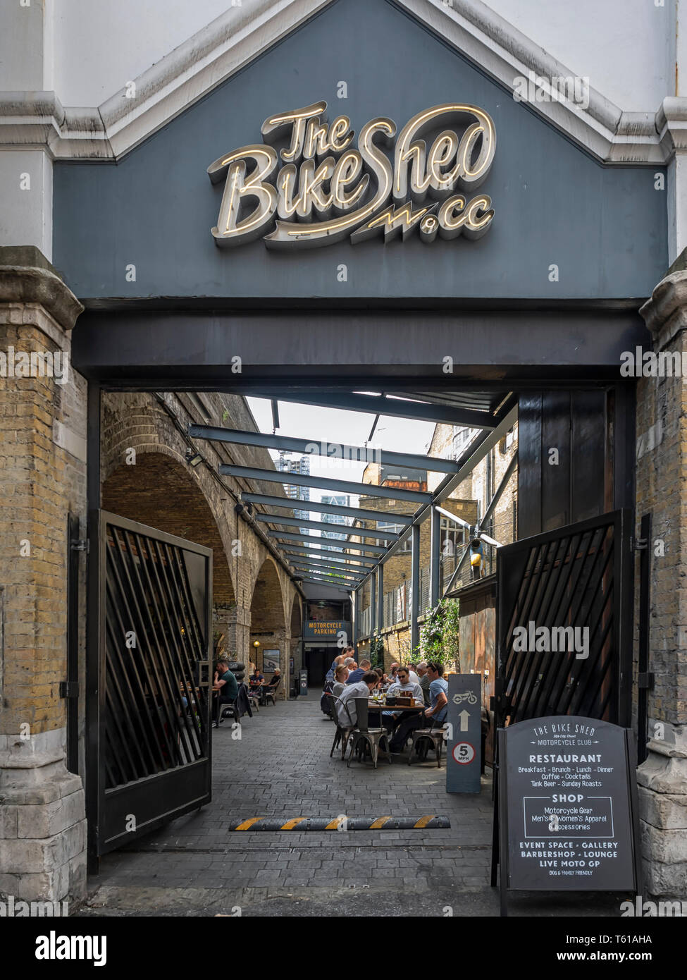 LONDRA, Regno Unito - 14 GIUGNO 2018: Il ristorante Bike Shed Motorcycle Club di Old Street Foto Stock