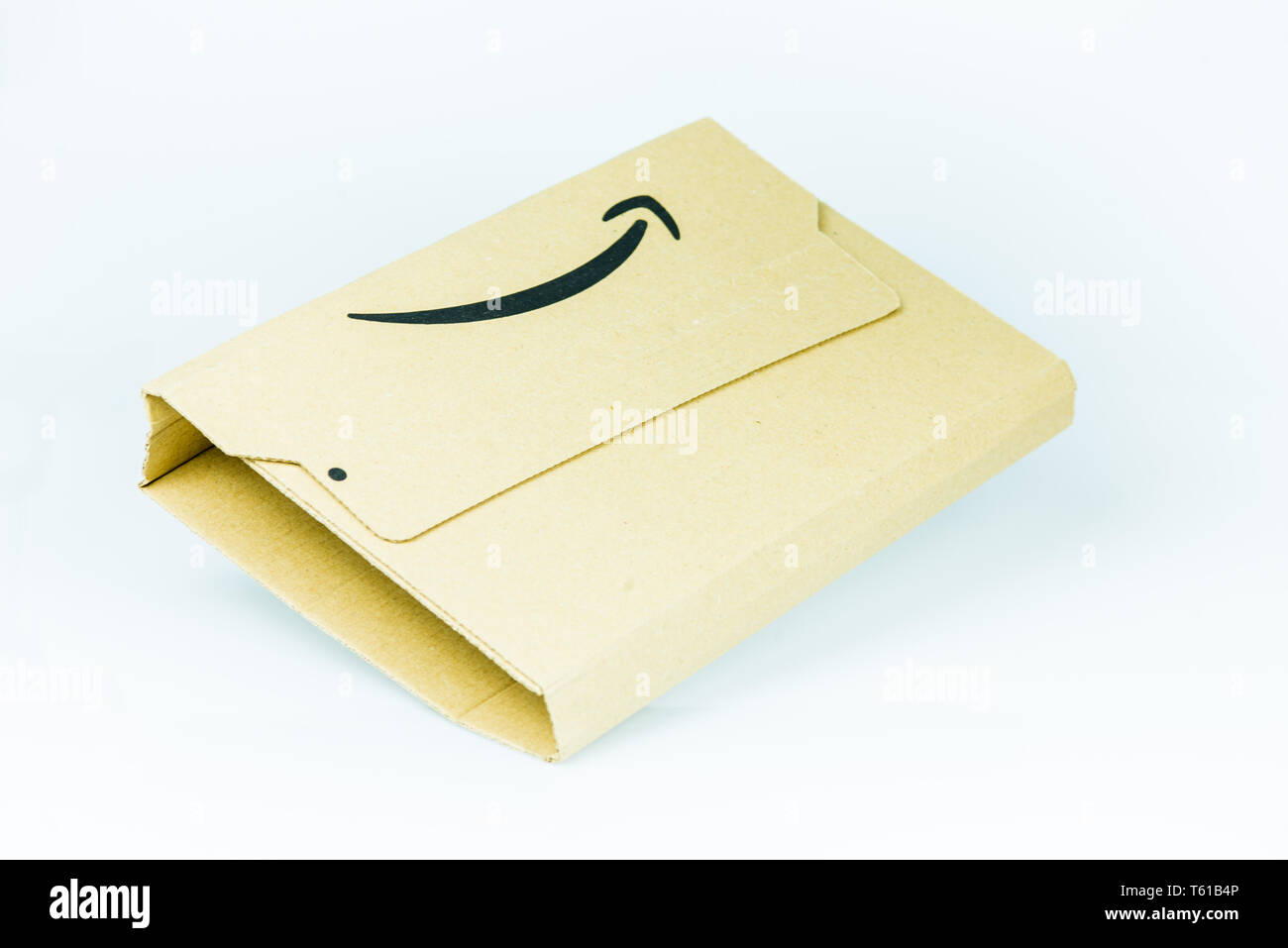 Un pacco con Amazon logo su sfondo bianco Foto stock - Alamy
