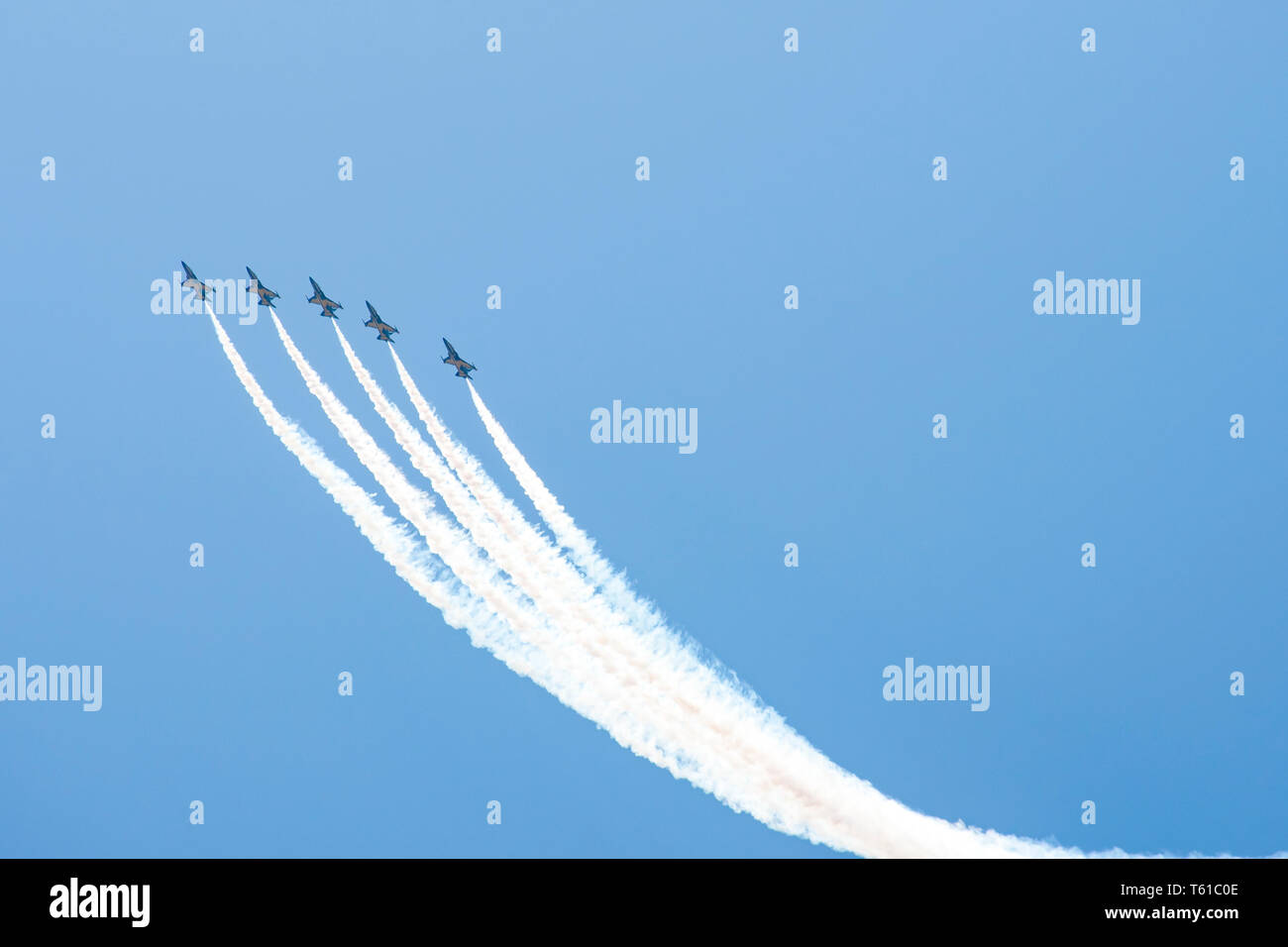 Aeroplano sentieri sul cielo blu con copia spazio. Foto Stock