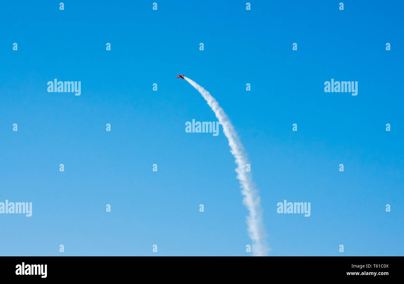 Aeroplano sentieri sul cielo blu con copia spazio. Foto Stock