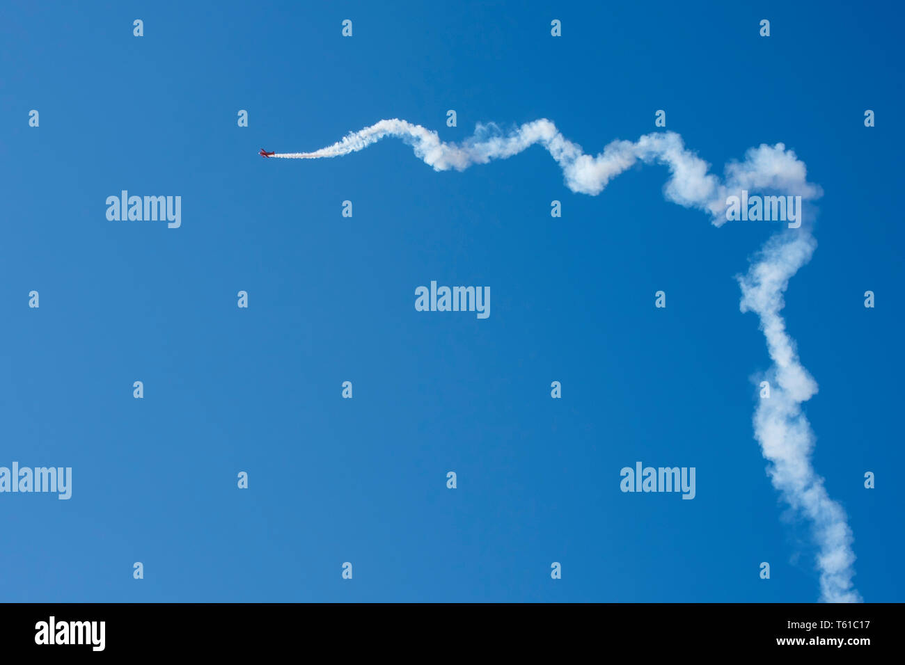 Aeroplano sentieri sul cielo blu con copia spazio. Foto Stock