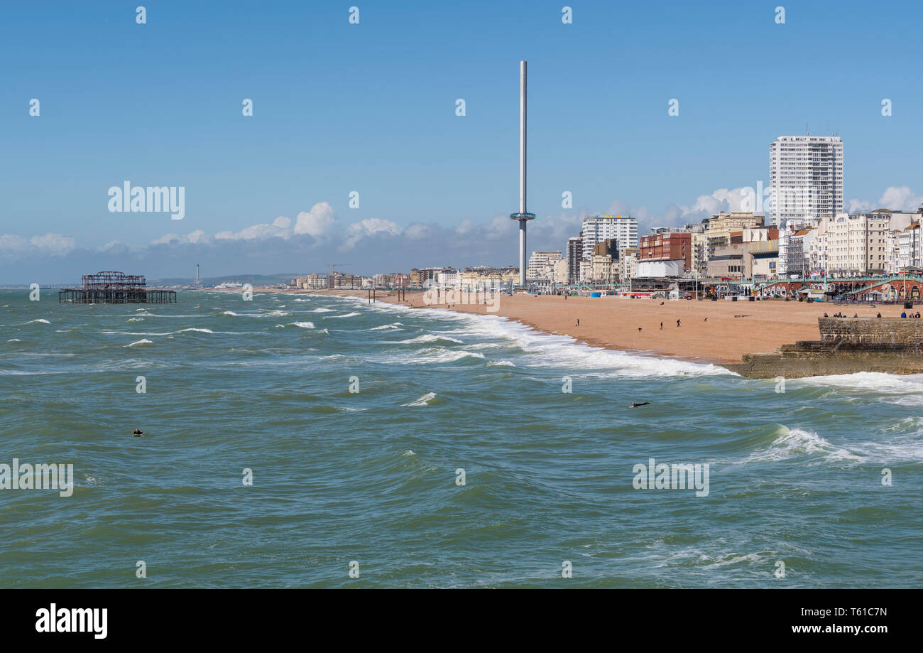 Vista panoramica della spiaggia di Brighton in primavera, guardando ad ovest, in Brighton, East Sussex, Inghilterra, Regno Unito. Località balneare inglese costa. Foto Stock