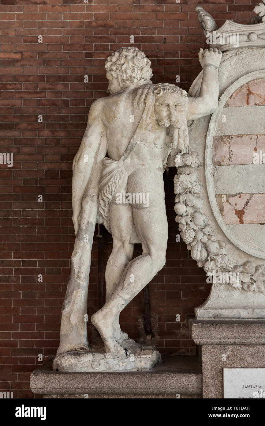 Cremona, portico della Loggia dei Militi: lo stemma comunale della città di Cremona con la figura di Ercole. [Ita] Cremona, la Loggia dei Militi Portico: Foto Stock