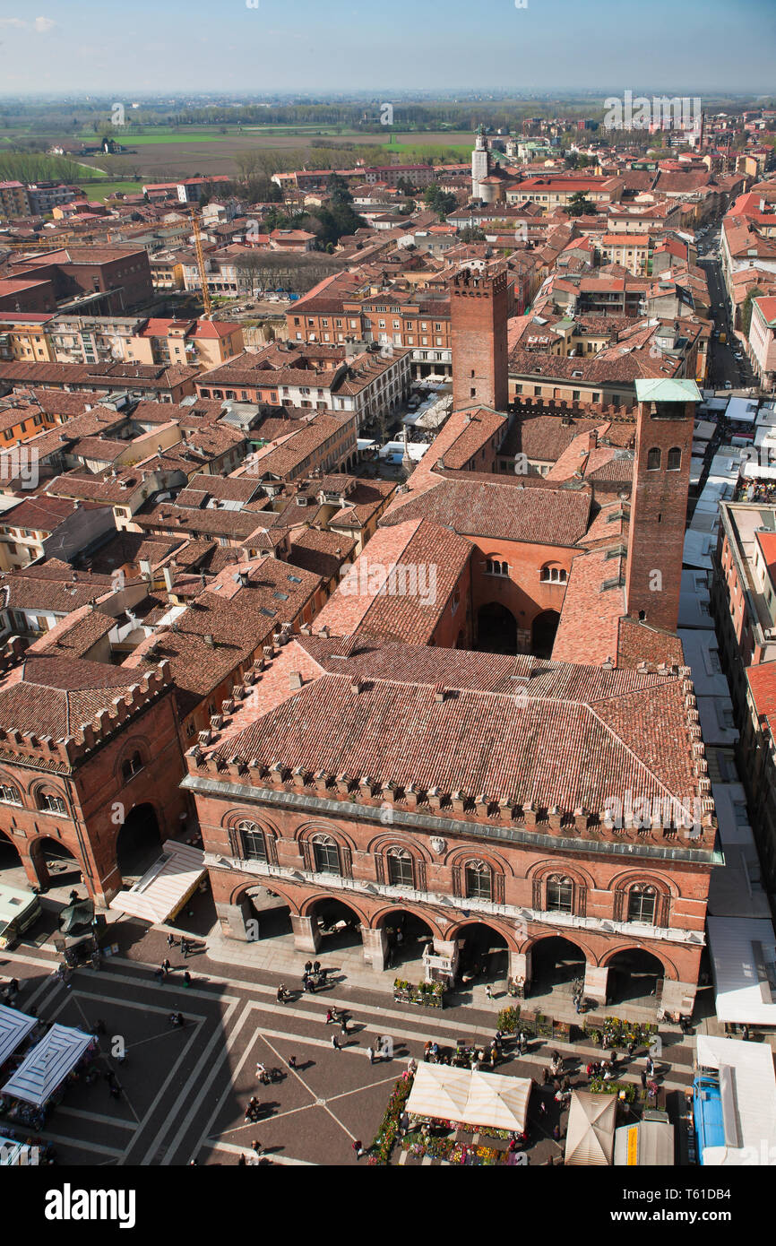 Cremona: veduta della città dalla cima del Torrazzo. In basso il Palazzo del Comune. [Ita] Cremona: veduta aerea della città dalla cima di Torrazz Foto Stock
