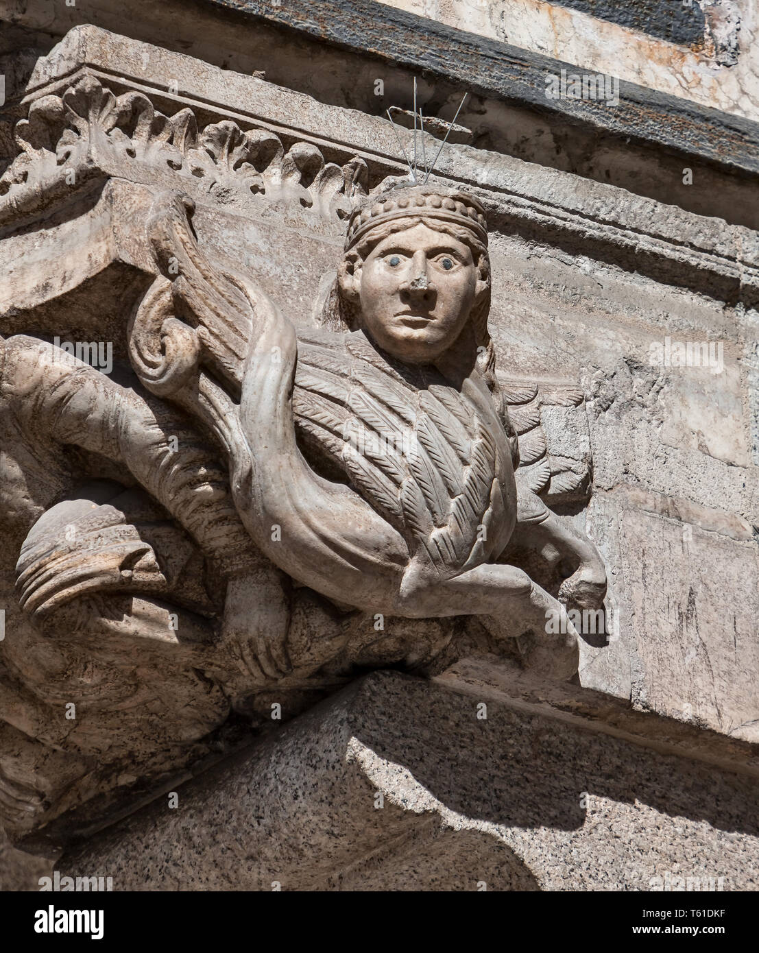 Cremona, il Duomo, facciata: fregio di una mensola del portale maggiore. [Ita] Cremona, Duomo,facciata, il portale principale: fregio di corbe Foto Stock