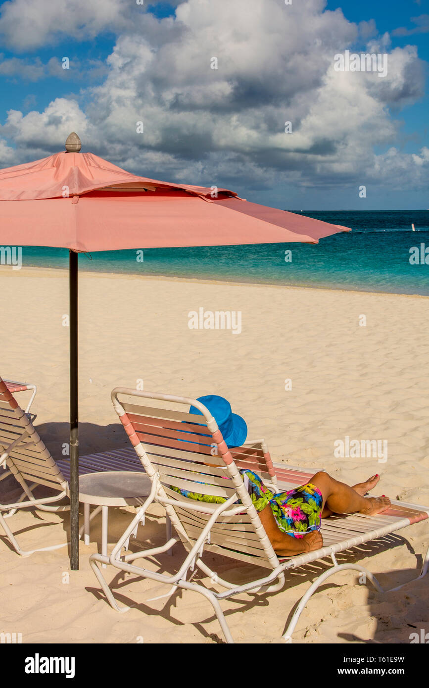 Ombrelloni sulla spiaggia di Grace Bay, Providenciales, Turks and Caicos Islands, dei Caraibi. Foto Stock