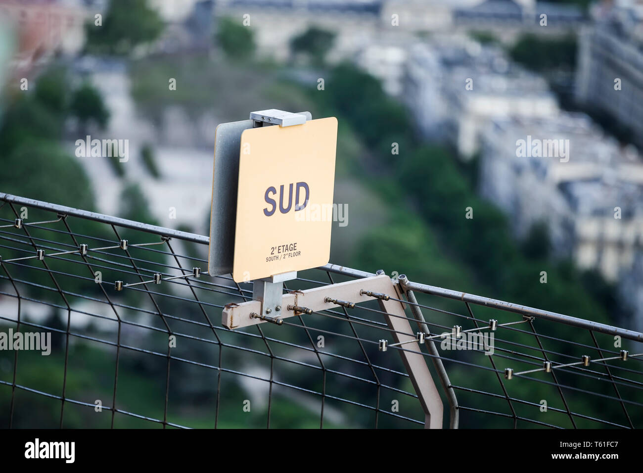 Un segno sul recinto con indicazione della direzione del pavimento e i lati del mondo Foto Stock