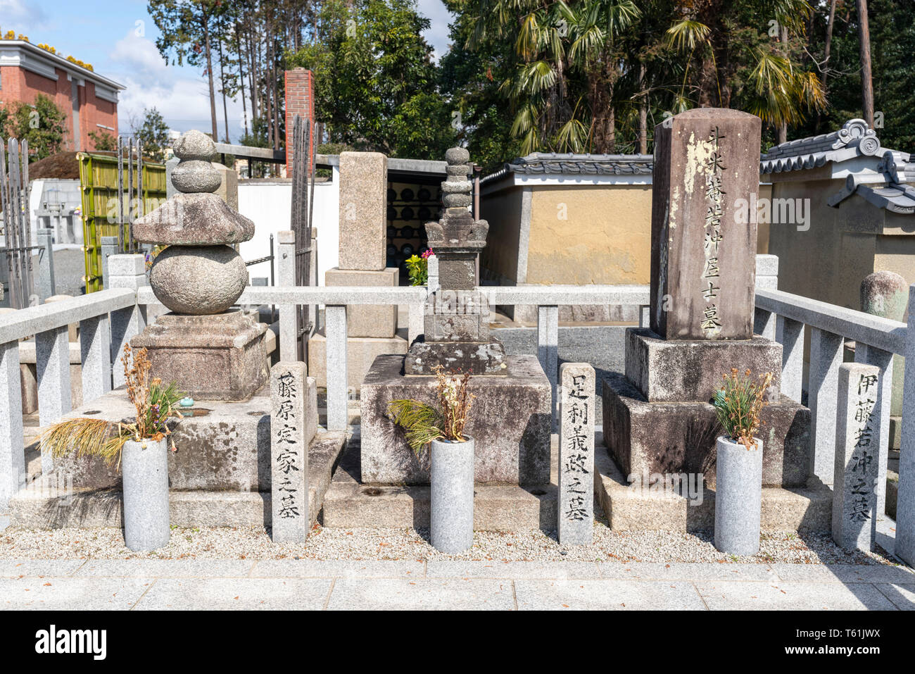 Da sinistra a destra, tomba di Teika Fujiwara, Ashikaga Yoshimasa, Ito Jakuchu, Shokokuji tempio, Kamigyo-Ku, Kyoto, Giappone Foto Stock