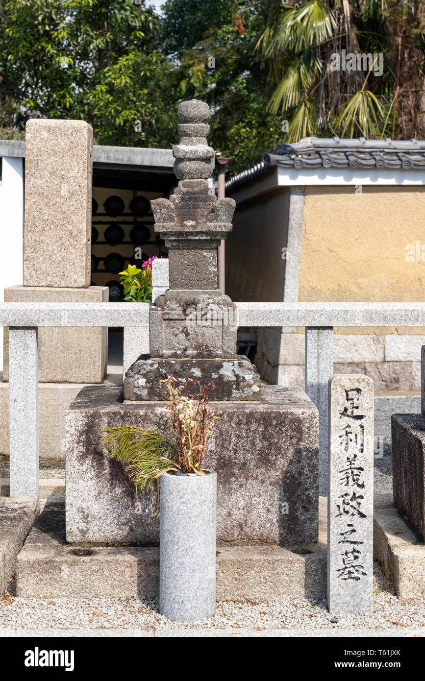Tomba di Ashikaga Yoshimasa (1436-1490, l'ottavo shōgun del Ashikaga shogunate), Shokokuji tempio, Kamigyo-Ku, Kyoto, Giappone Foto Stock