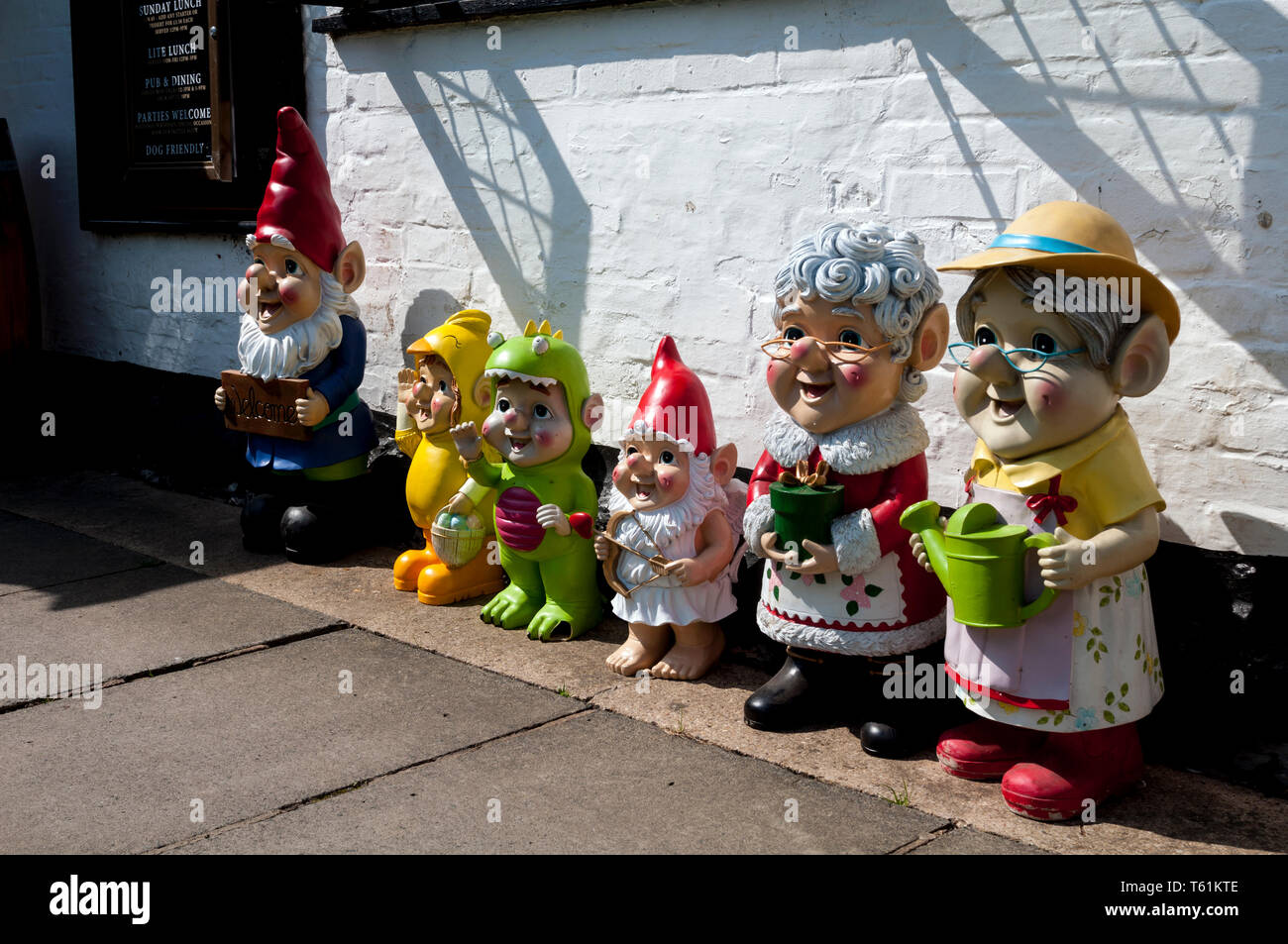 Le figure al di fuori dei muratori Arms pub, Long Marston, Warwickshire, Inghilterra, Regno Unito Foto Stock