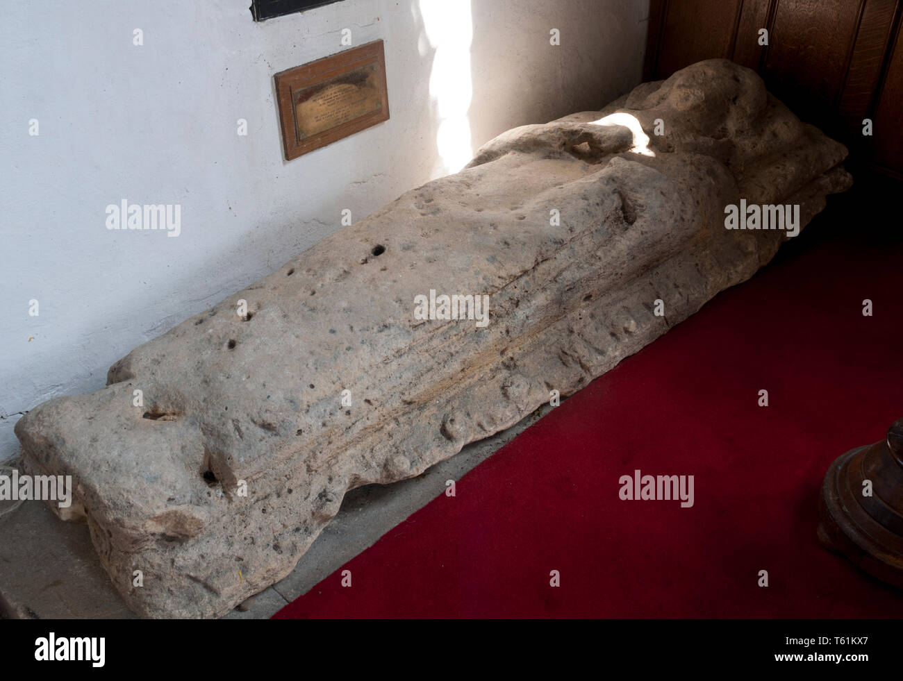 Un vecchio idolo di pietra nella chiesa di San Pietro, Pebworth, Worcestershire, England, Regno Unito Foto Stock