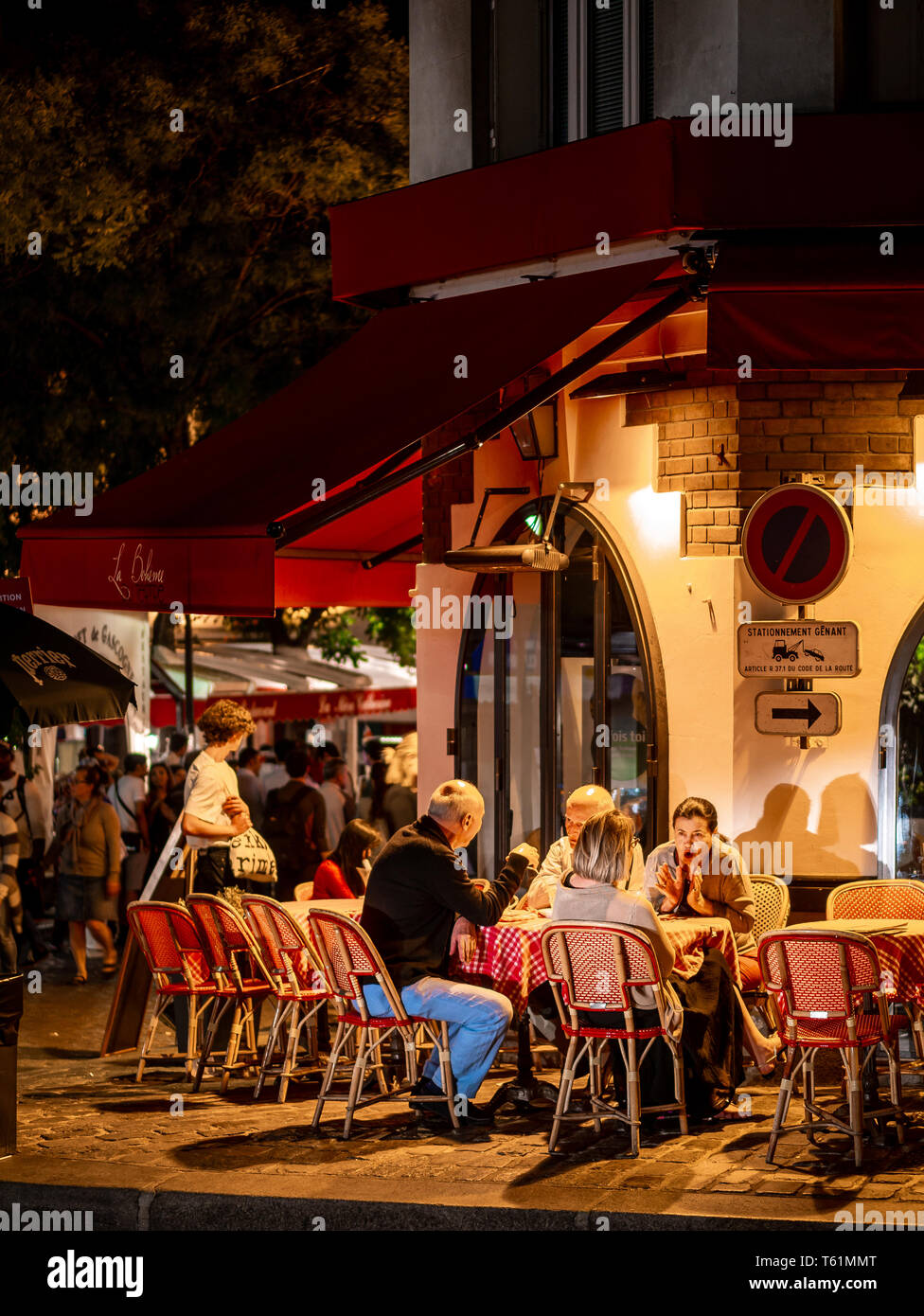 Parigi, Francia - 18 Agosto 2018 : vista notturna delle strade di Montmartre ha visitato dai turisti per gustare cibo parigino e vita notturna Foto Stock