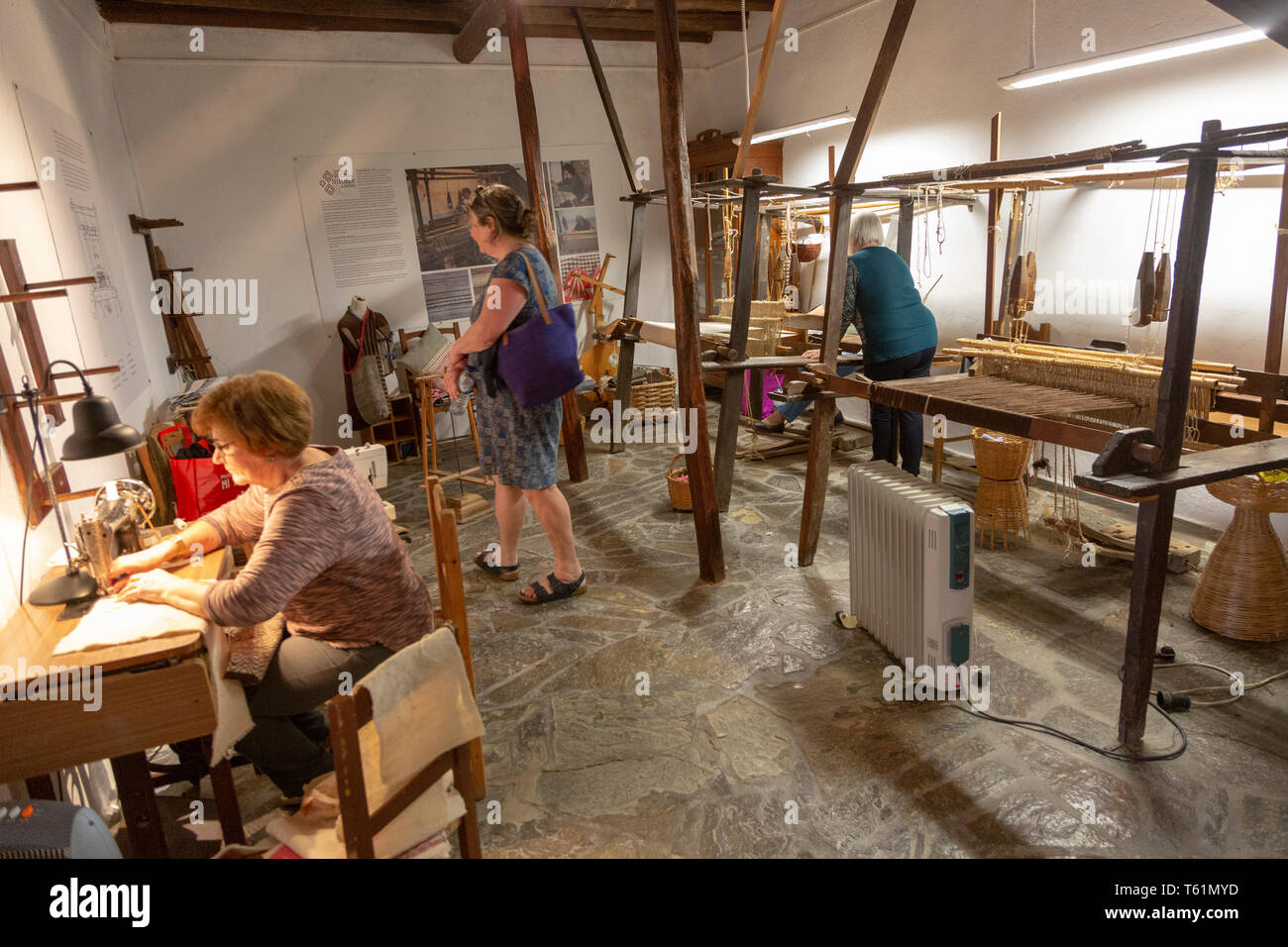 La lana tradizionale tessitura artigianale workshop visualizzano e mostra nel villaggio di Mertola, Baixo Alentejo, Portogallo, Europa meridionale Foto Stock