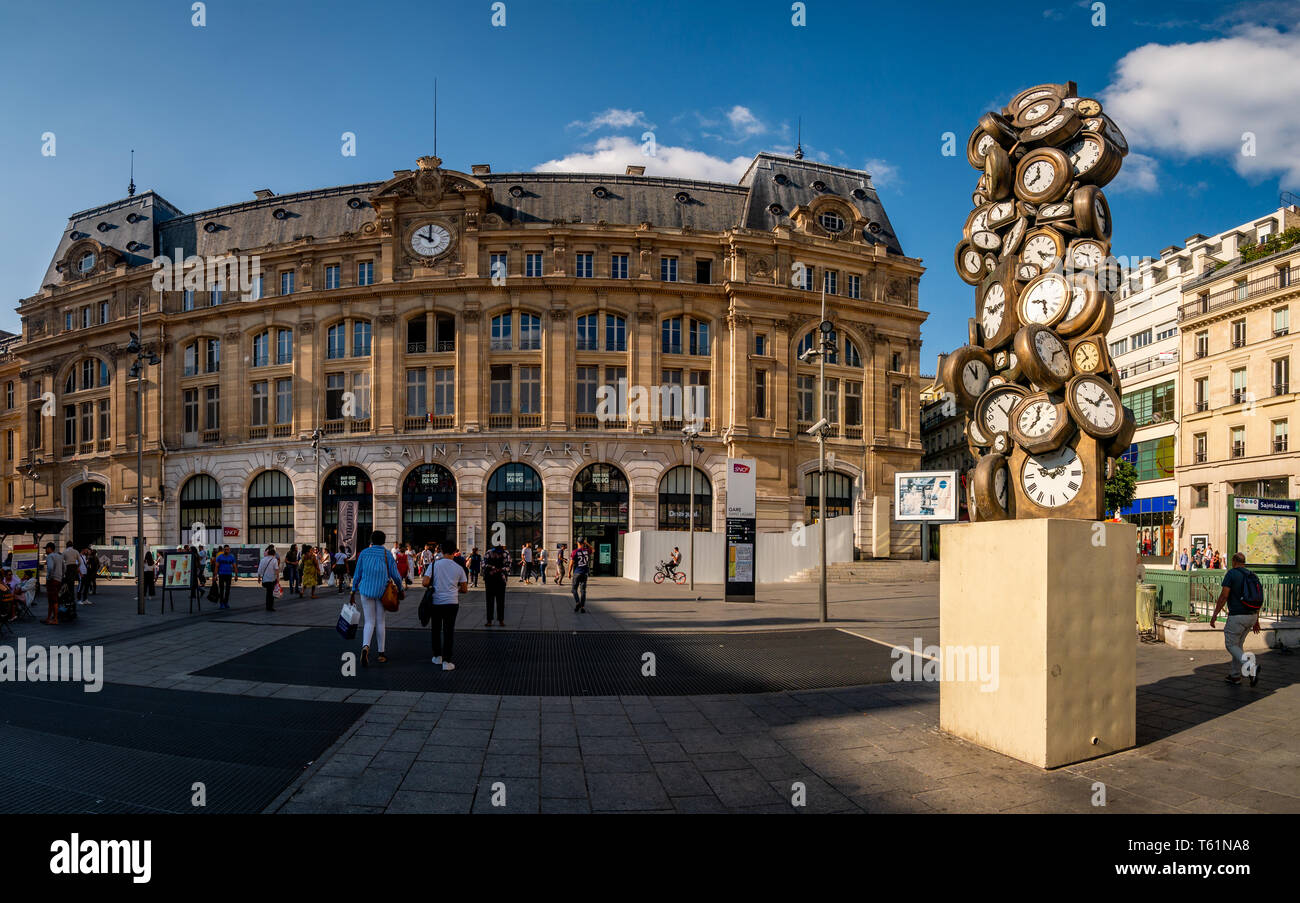 Parigi, Francia, 22 agosto 2018: Arte Scultura a Saint-Lazare stazione ferroviaria. Paris St-Lazare è una delle sei grandi stazioni ferroviarie di Parigi e anche Foto Stock