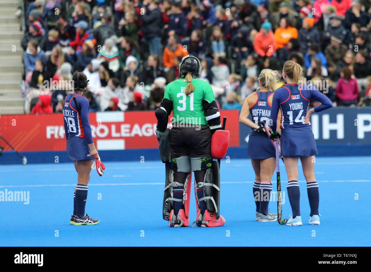 Stati Uniti guardando un video riprese nel 2019 FIH Pro League Gran Bretagna v Stati Uniti donna partita di hockey su ghiaccio al Queens Elizabeth Olympic Park, Foto Stock