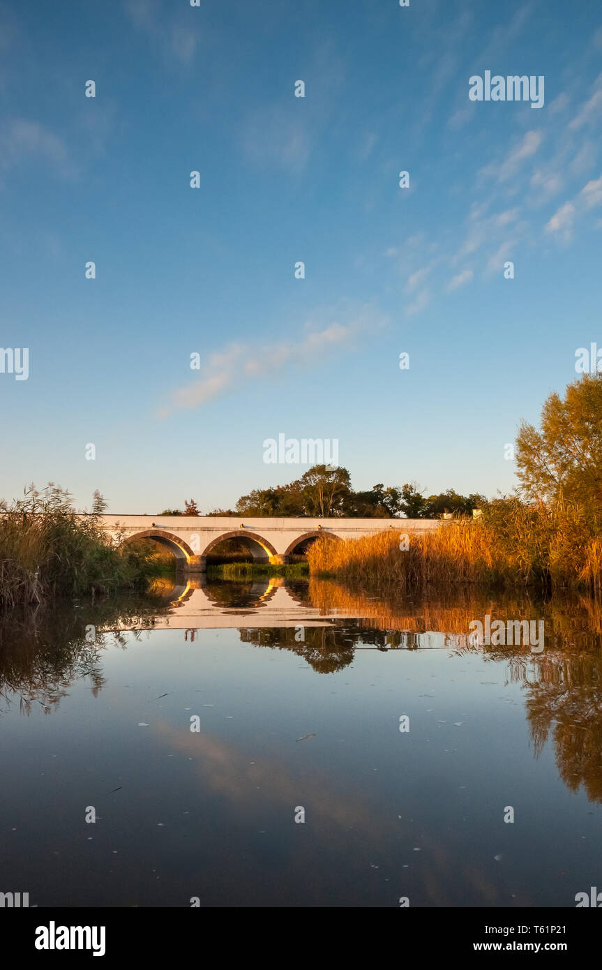 Gite in barca sul fiume Hortobágy presso la grande pianura ungherese Foto Stock