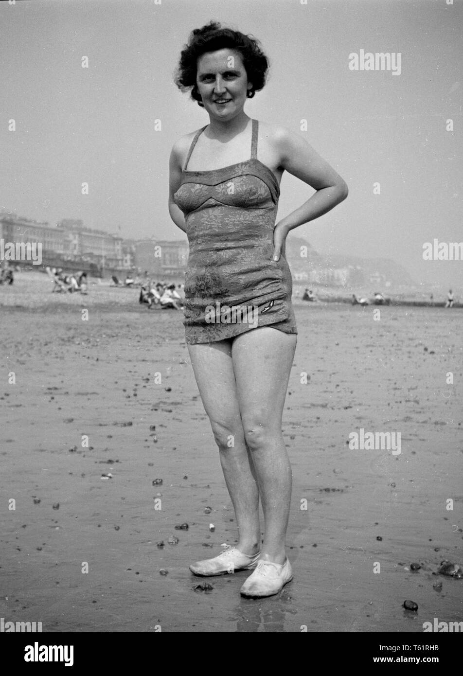 Donna in posa in costume da bagno su una spiaggia. Fotografia amatoriale da  una collezione di famiglia in vacanza al mare in Inghilterra. c1950 Foto di  Tony Henshaw Foto stock - Alamy