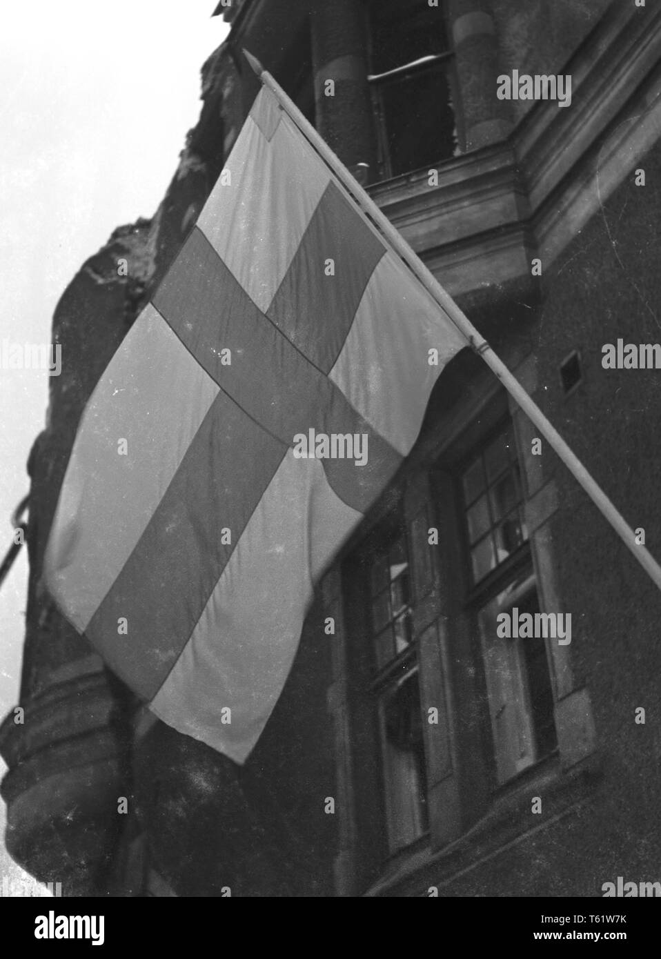 La guerra d'inverno. Un conflitto militare tra Unione sovietica e Finlandia. Si è cominciato con un invasione sovietica nel novembre 1939 quando infantery sovietica attraversato il confine sul Karelian istmo. Da qui la città Viborg la bandiera finlandese è salito su un edificio bombardato. Dicembre 1939. Foto Kristoffersson ref 91-15 Foto Stock