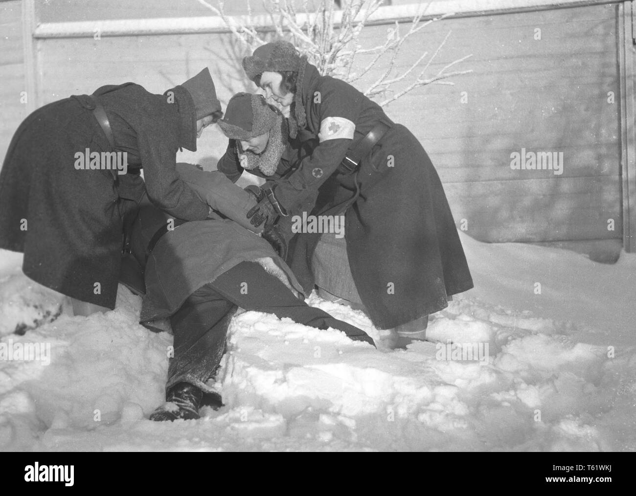 La guerra d'inverno. Un conflitto militare tra Unione sovietica e Finlandia. Si è cominciato con un invasione sovietica nel novembre 1939 quando infantery sovietica attraversato il confine sul Karelian istmo. Nella foto: infermieri durante una pratica su di prendersi cura di un uomo ferito. Rovaniemi FINLANDIA.Gennaio 1940. Foto Kristoffersson ref 97-15 Foto Stock