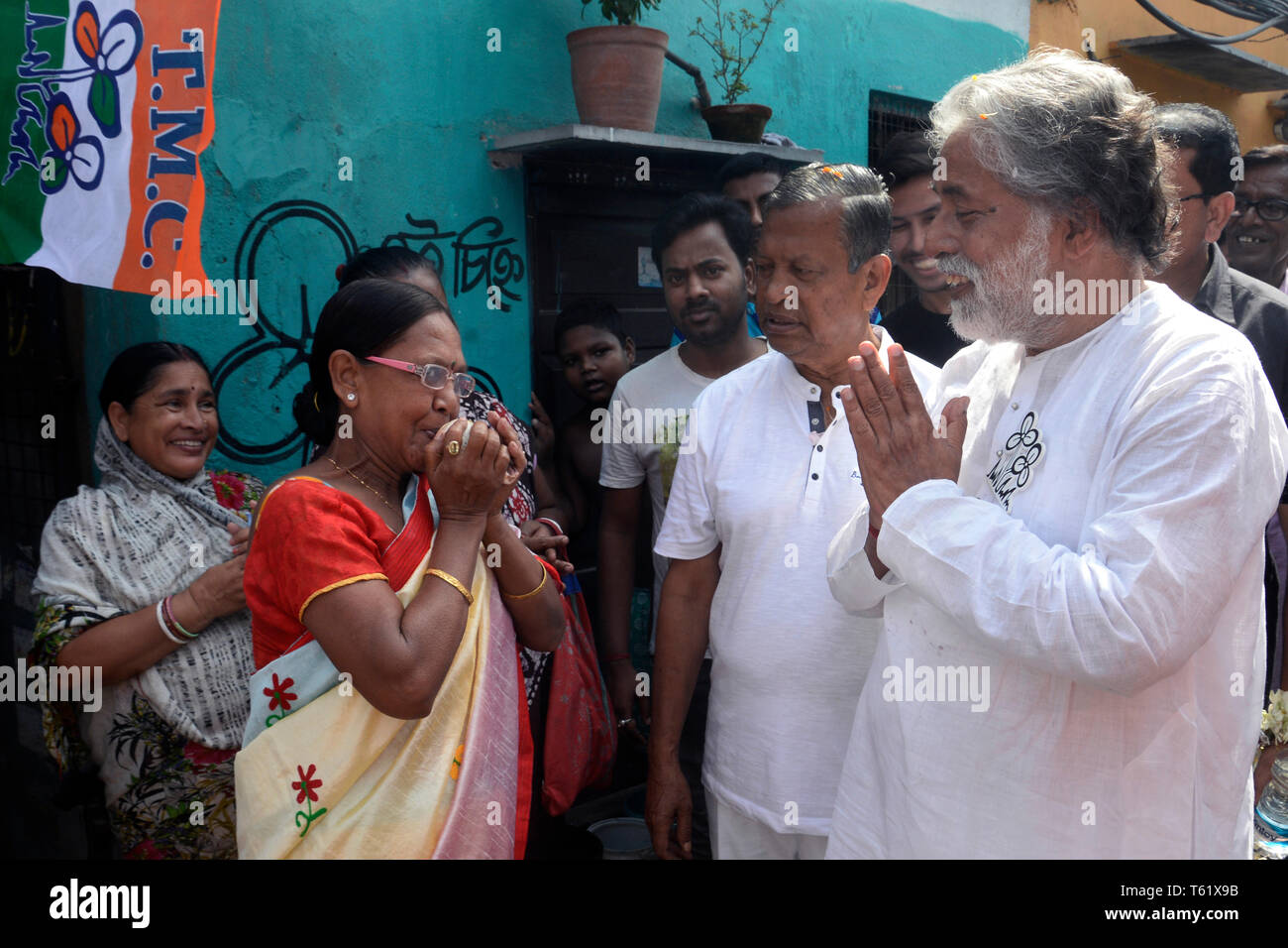 Kolkata, India. 28 apr, 2019. Congresso Trinamool o TMC candidato per North Kolkata Lok Sabha circoscrizione, Sudip Bandyopadhyay saluta la popolazione locale durante una campagna elettorale davanti a Lok Sabha poll. Credito: Saikat Paolo/Pacific Press/Alamy Live News Foto Stock