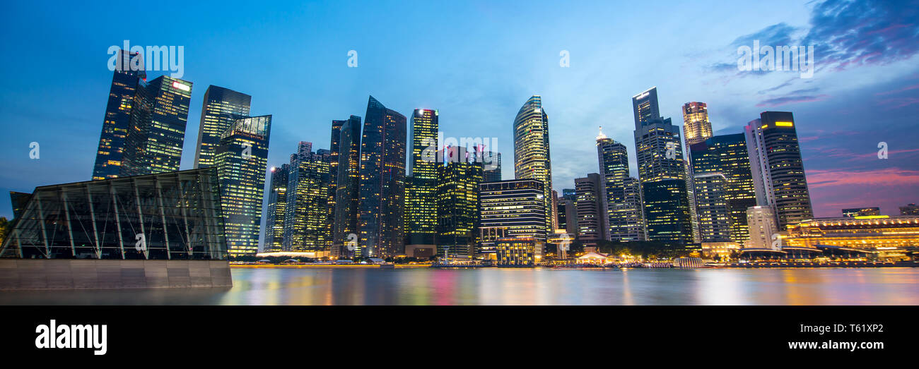Panorama dello skyline di Singapore del quartiere finanziario di notte Foto Stock