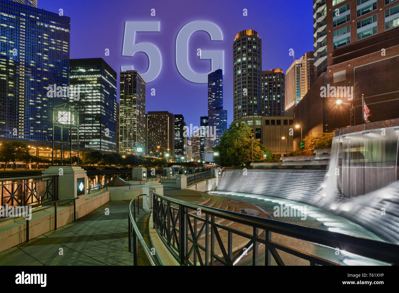 5G technology che salgono sopra la città di Chicago Foto Stock