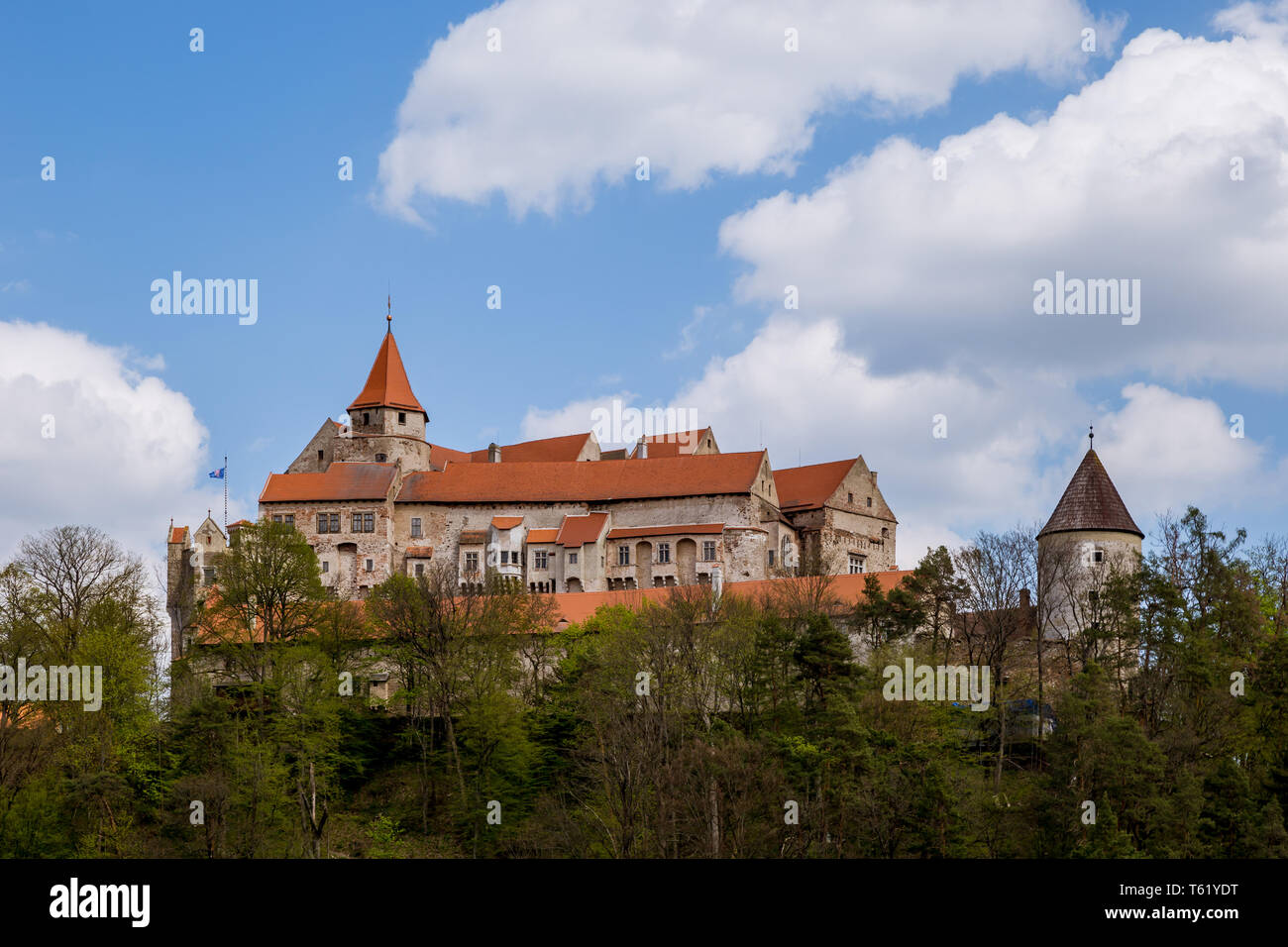 Gothic Pernstejn castello dalla metà del XIII secolo si erge in foreste profonde nel bordo orientale del Bohemian-Moravian Highlands, Repubblica Ceca Foto Stock