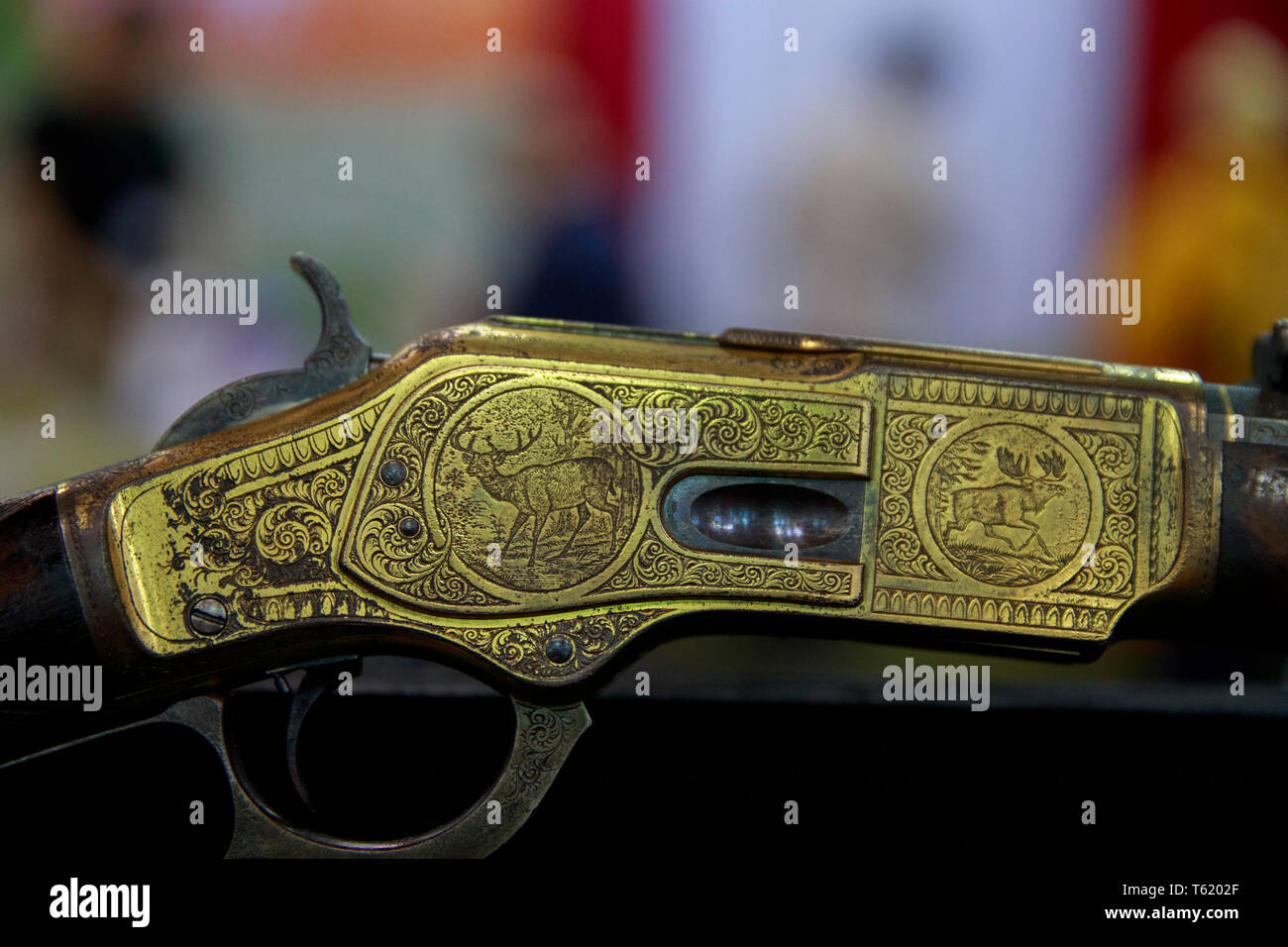 Winchester 1873 azione di leva che vale la pena di 30.000 a 40.000 USD sul  display alla roccia isola azienda asta durante il terzo giorno della  National Rifle Association convention Foto stock - Alamy