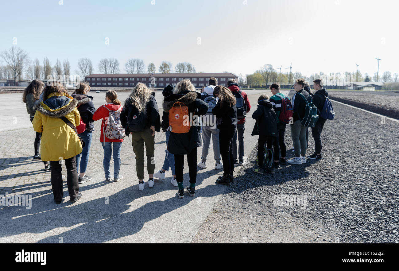 Amburgo, Germania. Xv Apr, 2019. Gli alunni di una classe 9 stand sui Appelplatz dell'ex campo di concentramento Neuengamme. Credito: Markus Scholz/dpa/Alamy Live News Foto Stock