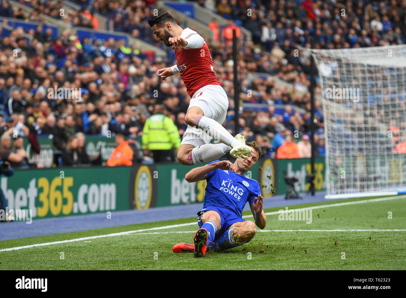 Leicester, Regno Unito. Il 28 aprile 2019. Il Leicester City defender Jonny Evans (6) affronta Sead Kolasinac (31) dell'Arsenal durante il match di Premier League tra Leicester, Regno Unito. Il 28 aprile 2019. Il Leicester City e Arsenal al King Power Stadium, Leicester domenica 28 aprile 2019. Solo uso editoriale, è richiesta una licenza per uso commerciale. Nessun uso in scommesse, giochi o un singolo giocatore/club/league pubblicazioni. La fotografia può essere utilizzata solo per il giornale e/o rivista scopi editoriali. Credito: MI News & Sport /Alamy Live News Foto Stock