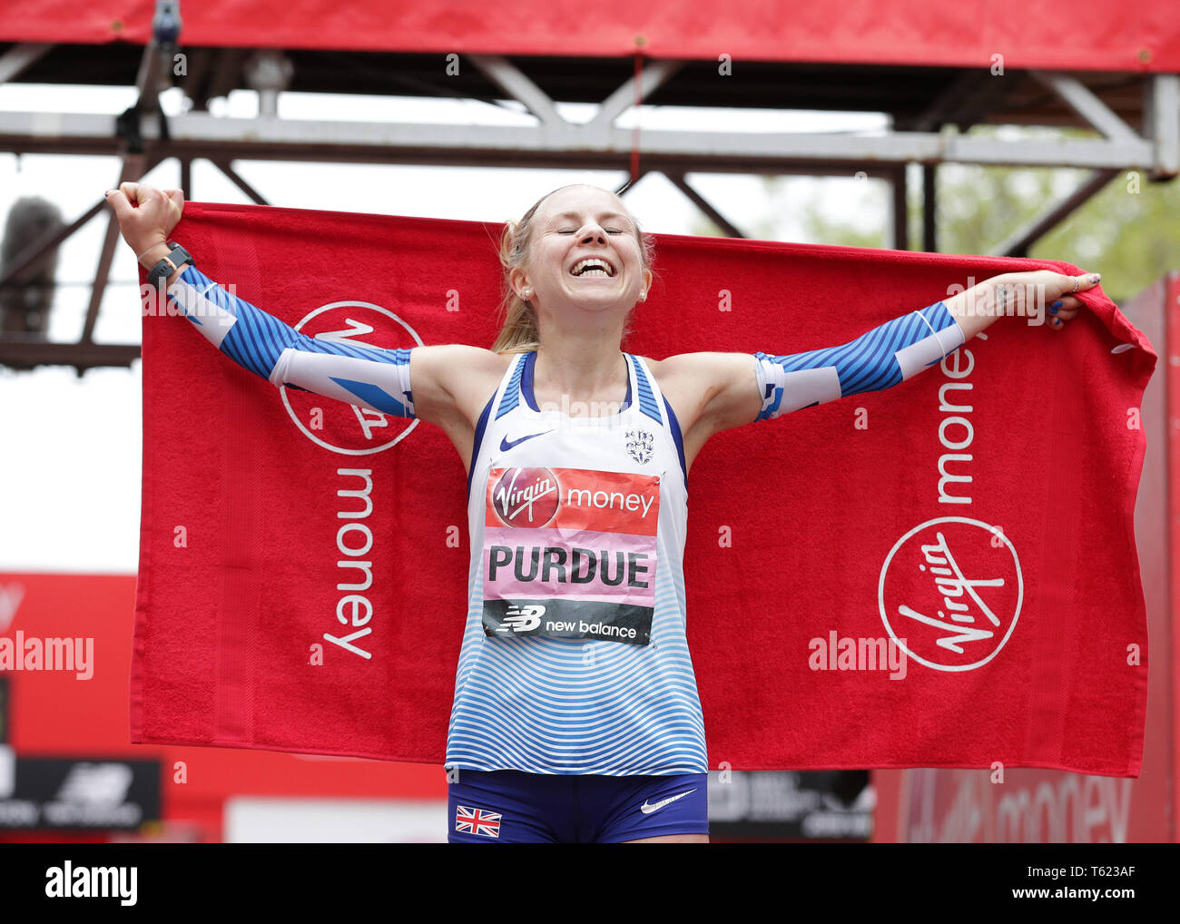 Londra, Regno Unito. 28 apr, 2019. Il 2019 Virgin London Marathon; Charlotte Purdue di Gran Bretagna celebra dopo lei finisce in decima posizione Credito: Azione Sport Plus/Alamy Live News Foto Stock