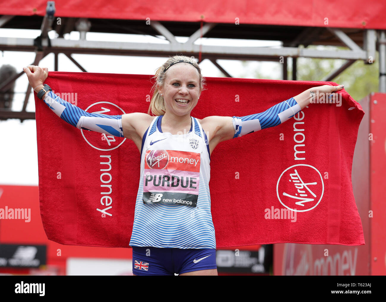 Londra, Regno Unito. 28 apr, 2019. Il 2019 Virgin London Marathon; Charlotte Purdue di Gran Bretagna celebra dopo lei finisce in decima posizione Credito: Azione Sport Plus/Alamy Live News Foto Stock