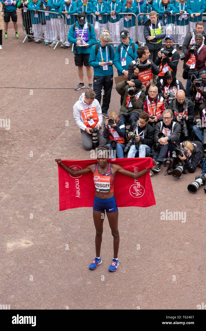 Londra, Regno Unito. Il 28 aprile 2019. Soldi VIRGIN LONDON MARATHON 2019 Brigid Kosgei vince la Womens credito elite Ian Davidson/Alamy Live News Foto Stock