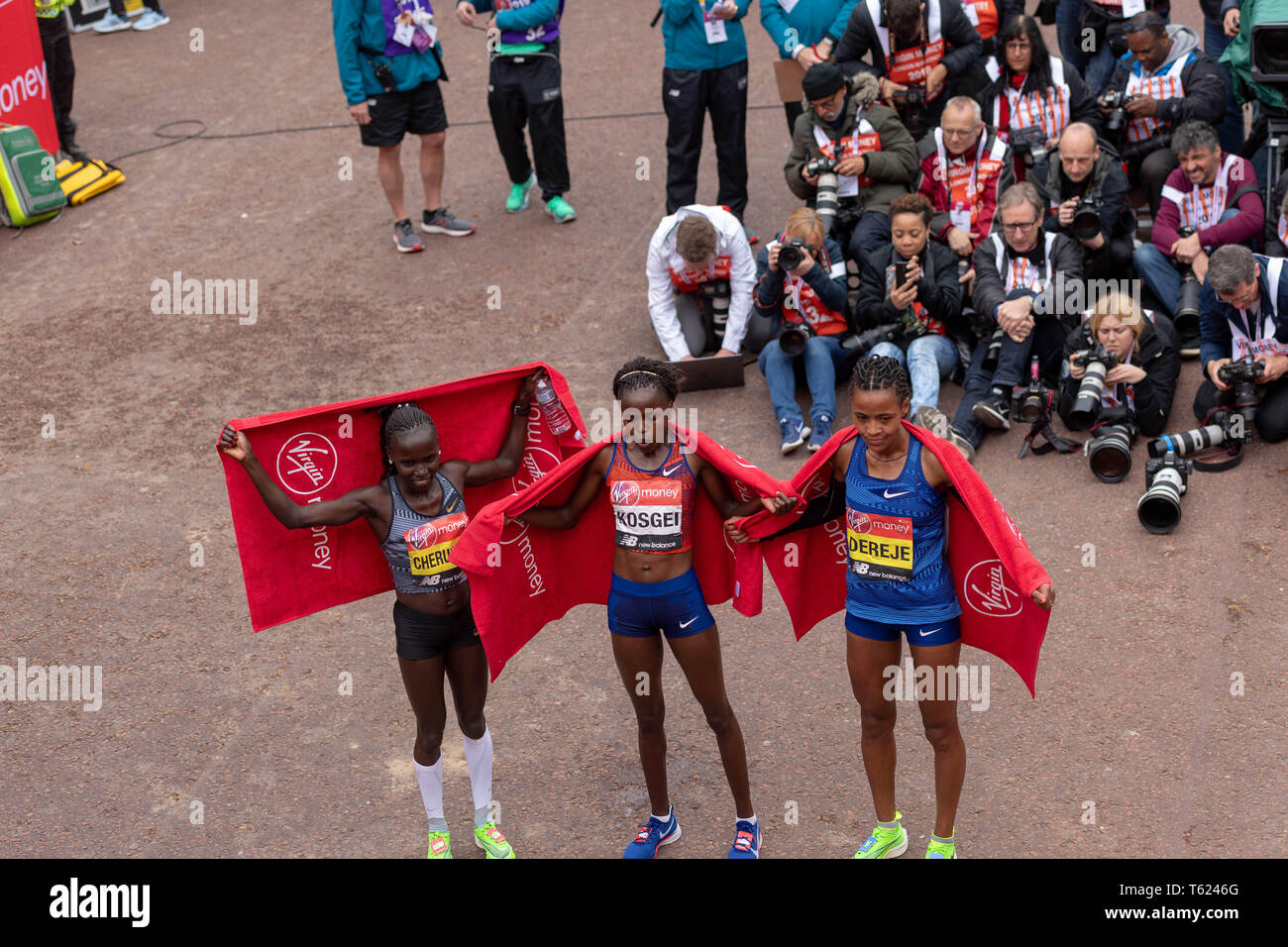 Londra, Regno Unito. Il 28 aprile 2019. Soldi VIRGIN LONDON MARATHON 2019 Brigid Kosgei, Vivian Cheruyot e Roz Dereje, i tre vincitori del Elite Womens Marathon ace il credito media Ian Davidson/Alamy Live News Foto Stock