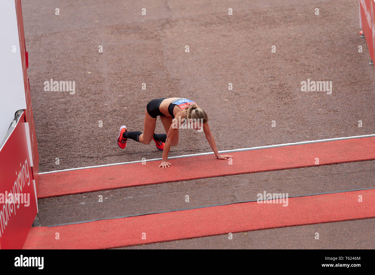 Londra, Regno Unito. Il 28 aprile 2019. Soldi VIRGIN LONDON MARATHON 2019 Hayley Carruthers (GB) è crollato sulla linea comming nel XVIII Credit Ian Davidson/Alamy Live News Foto Stock