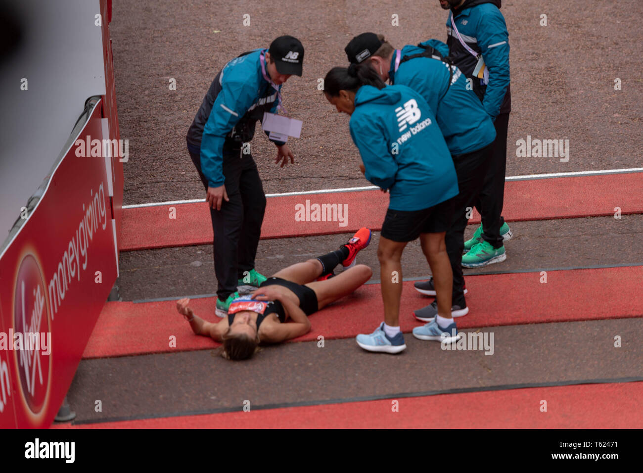 Londra, Regno Unito. Il 28 aprile 2019. Soldi VIRGIN LONDON MARATHON 2019 Hayley Carruthers crollato sulla linea del traguardo a venire nel XVIII Credit Ian Davidson/Alamy Live News Foto Stock