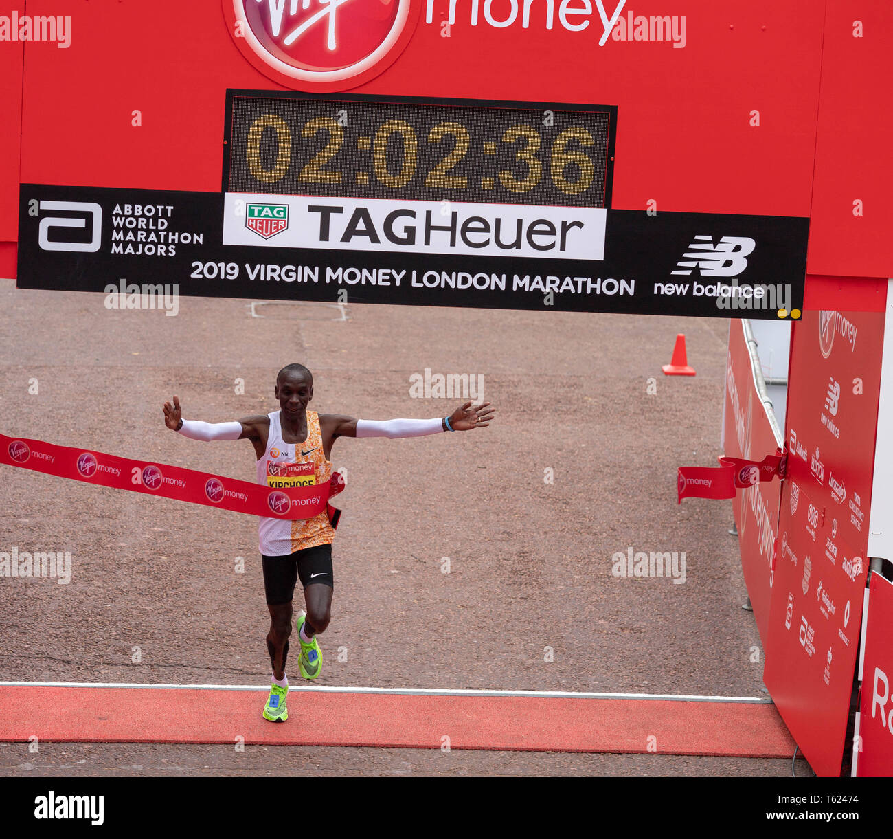 Londra, Regno Unito. Il 28 aprile 2019. Soldi VIRGIN LONDON MARATHON 2019 Eliud Kpchoge del Kenya vince la mens elite gara in un tempo di 2:02:37 Credit Ian Davidson/Alamy Live News Foto Stock