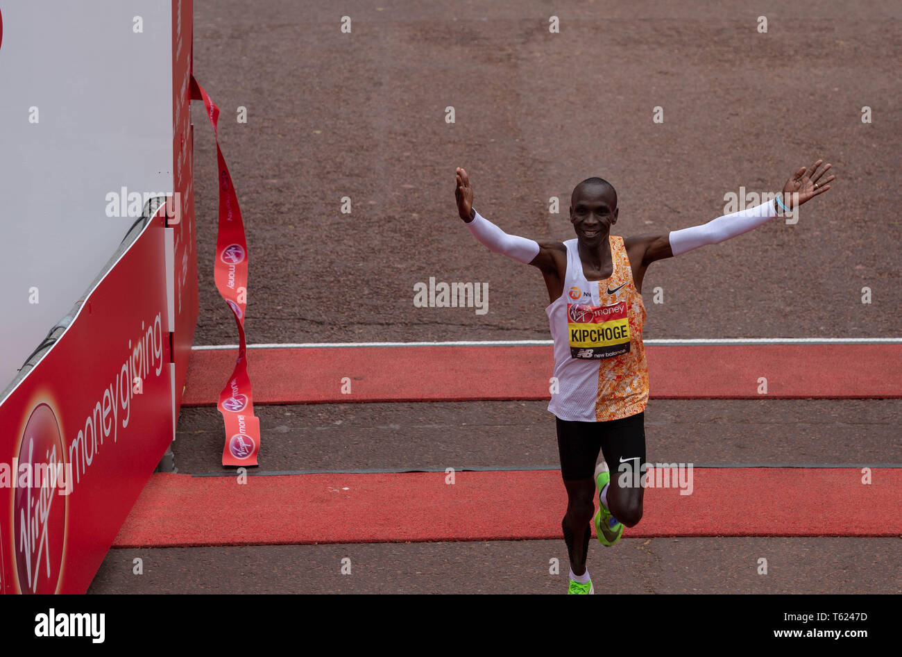 Londra, Regno Unito. Il 28 aprile 2019. Soldi VIRGIN LONDON MARATHON 2019 Eliud Kpchoge del Kenya vince la mens elite gara in un tempo di 2:02:37 Credit Ian Davidson/Alamy Live News Foto Stock